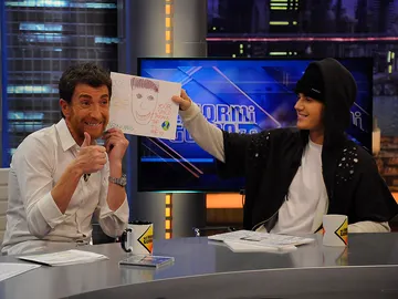 Justin Bieber ve los dibujos de sus fans Justin Bieber ve los dibujos de sus fans