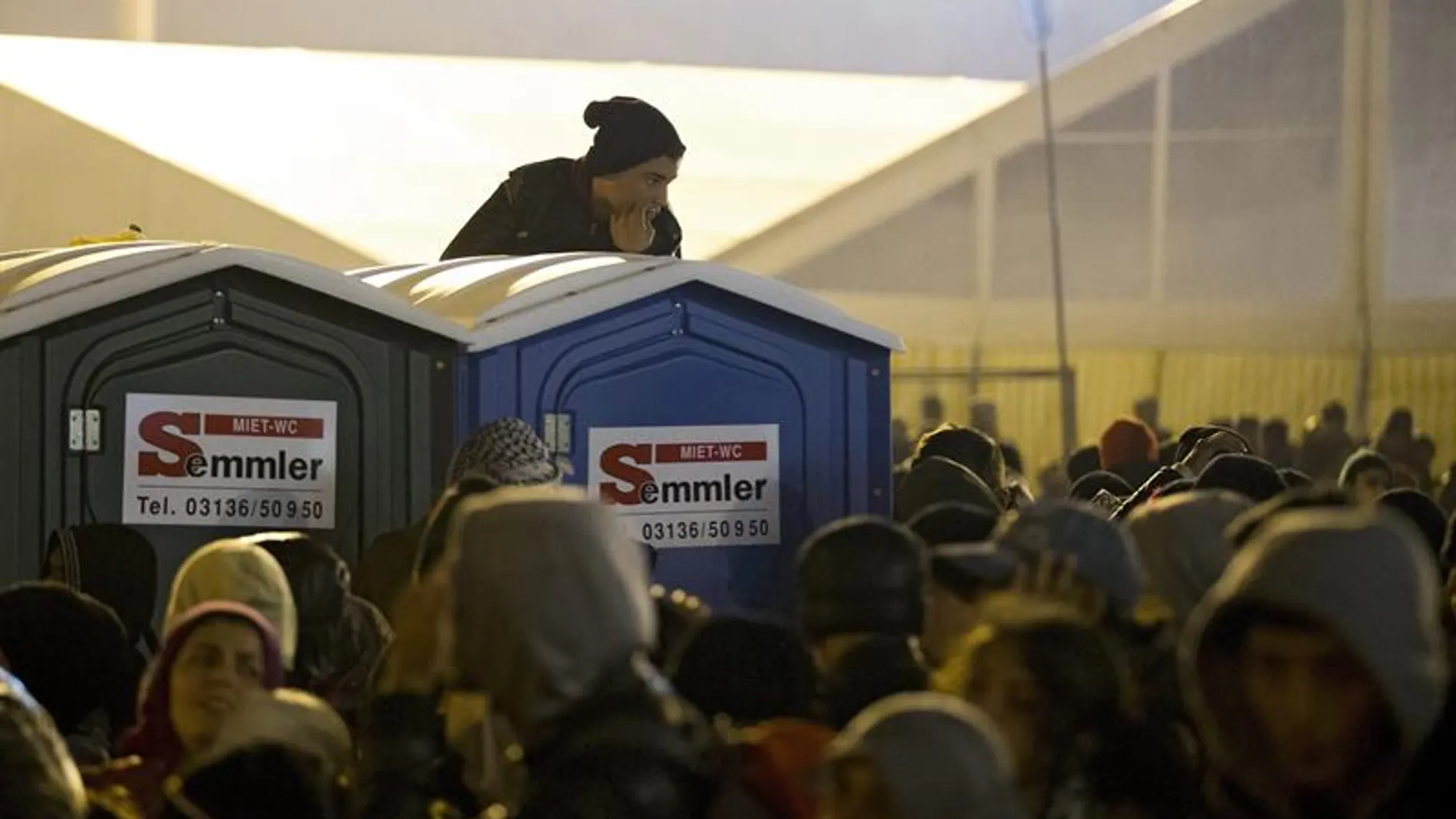 Refugiados mientras esperan transporte en Austria Refugiados mientras esperan transporte en Austria