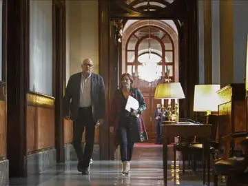 La presidenta del Parlament,Carme Forcadell junto al primer secretario de la Mesa del Parlament. La presidenta del Parlament,Carme Forcadell junto al primer secretario de la Mesa del Parlament.