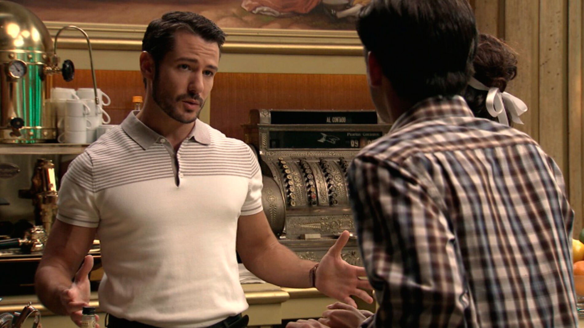 Miguel inaugura el nuevo Caf&eacute; Reyes