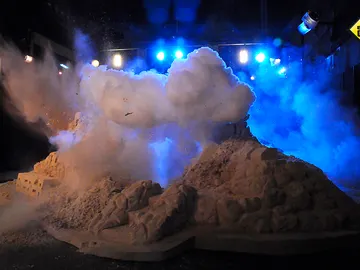 Justin Bieber explota por los aires un castillo de arena de 120.000 kilos Justin Bieber explota por los aires un castillo de arena de 120.000 kilos