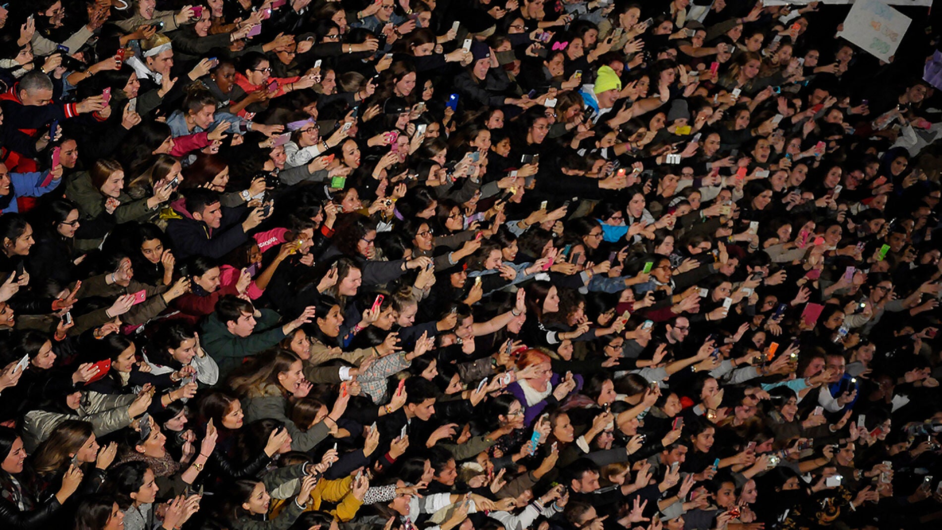 Justin sale al balcón a saludar a sus fans