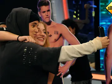 Una fan consigue un selfie con Justin Bieber Una fan consigue un selfie con Justin Bieber