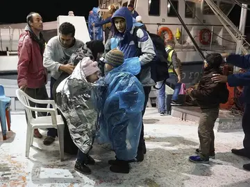 Grupo de refugiados a su llegada al puerto de Metimna, en la isla de Lesbos Grupo de refugiados a su llegada al puerto de Metimna, en la isla de Lesbos