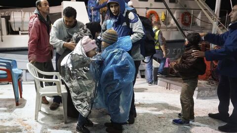 Grupo de refugiados a su llegada al puerto de Metimna, en la isla de Lesbos