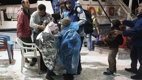 Grupo de refugiados a su llegada al puerto de Metimna, en la isla de Lesbos Grupo de refugiados a su llegada al puerto de Metimna, en la isla de Lesbos