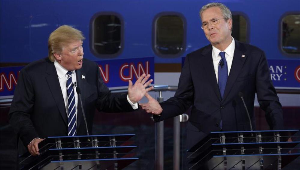 Los aspirantes republicanos Donald Trump y Jeb Bush