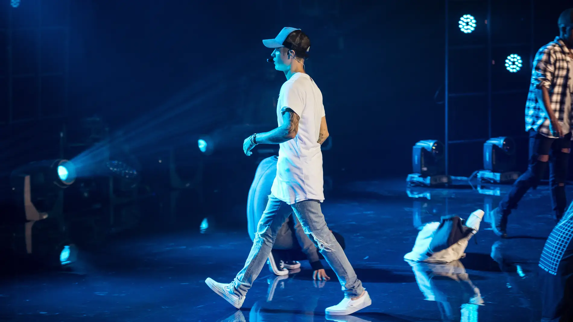 Justin Bieber se marcha del escenario en Oslo
