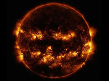 Imagen del Sol en la que parece una calabaza iluminada estilo Halloween Imagen del Sol en la que parece una calabaza iluminada estilo Halloween