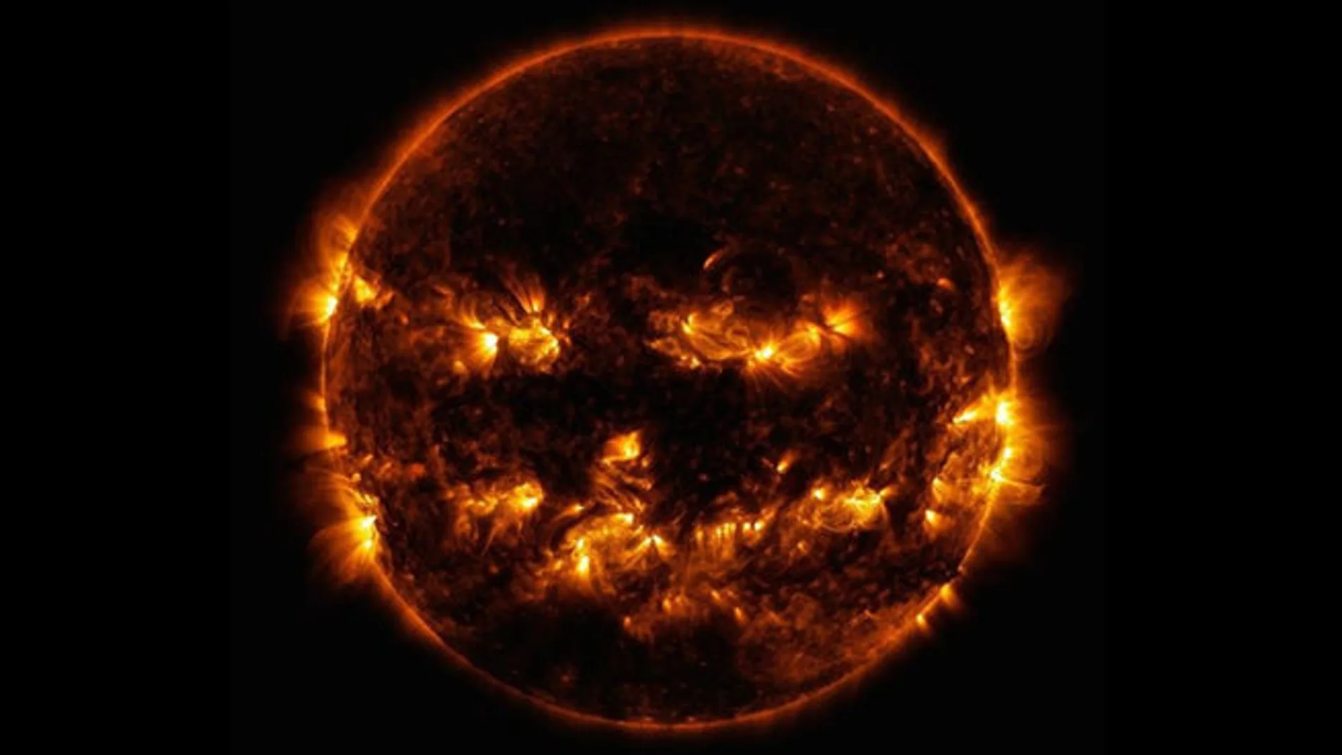 Imagen del Sol en la que parece una calabaza iluminada estilo Halloween Imagen del Sol en la que parece una calabaza iluminada estilo Halloween