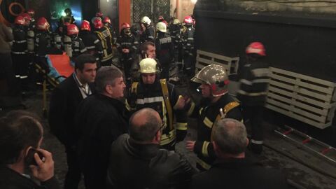 El ministro del Interior rumano, Gabriel Oprea, visita la discoteca incendiada