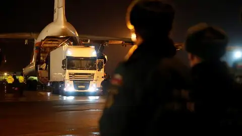 Llega a San Petersburgo un avión con cadáveres del siniestro en el Sinaí Llega a San Petersburgo un avión con cadáveres del siniestro en el Sinaí