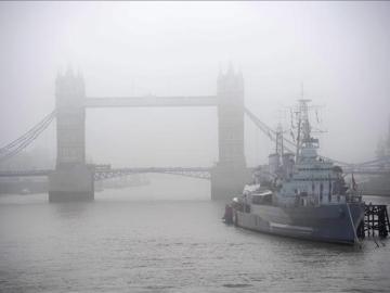 Cancelan vuelos en aeropuertos británicos por la densa niebla