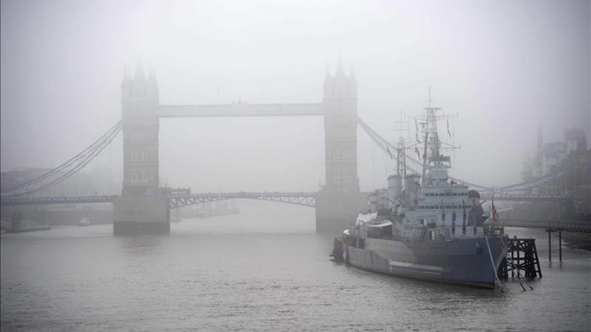 Cancelan vuelos en aeropuertos brit&aacute;nicos por la densa niebla