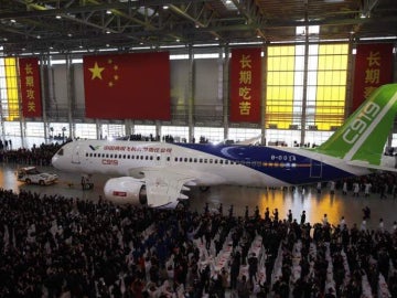China presenta su primer avión comercial 
