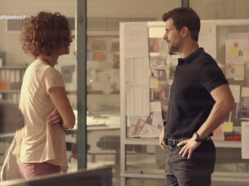 Marta y Héctor hablan en el cuartel