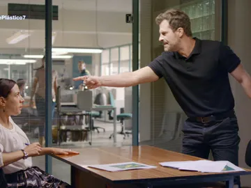 Héctor discute con su psicóloga Héctor discute con su psicóloga