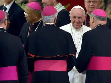 El papa francisco conversa con obispos El papa francisco conversa con obispos