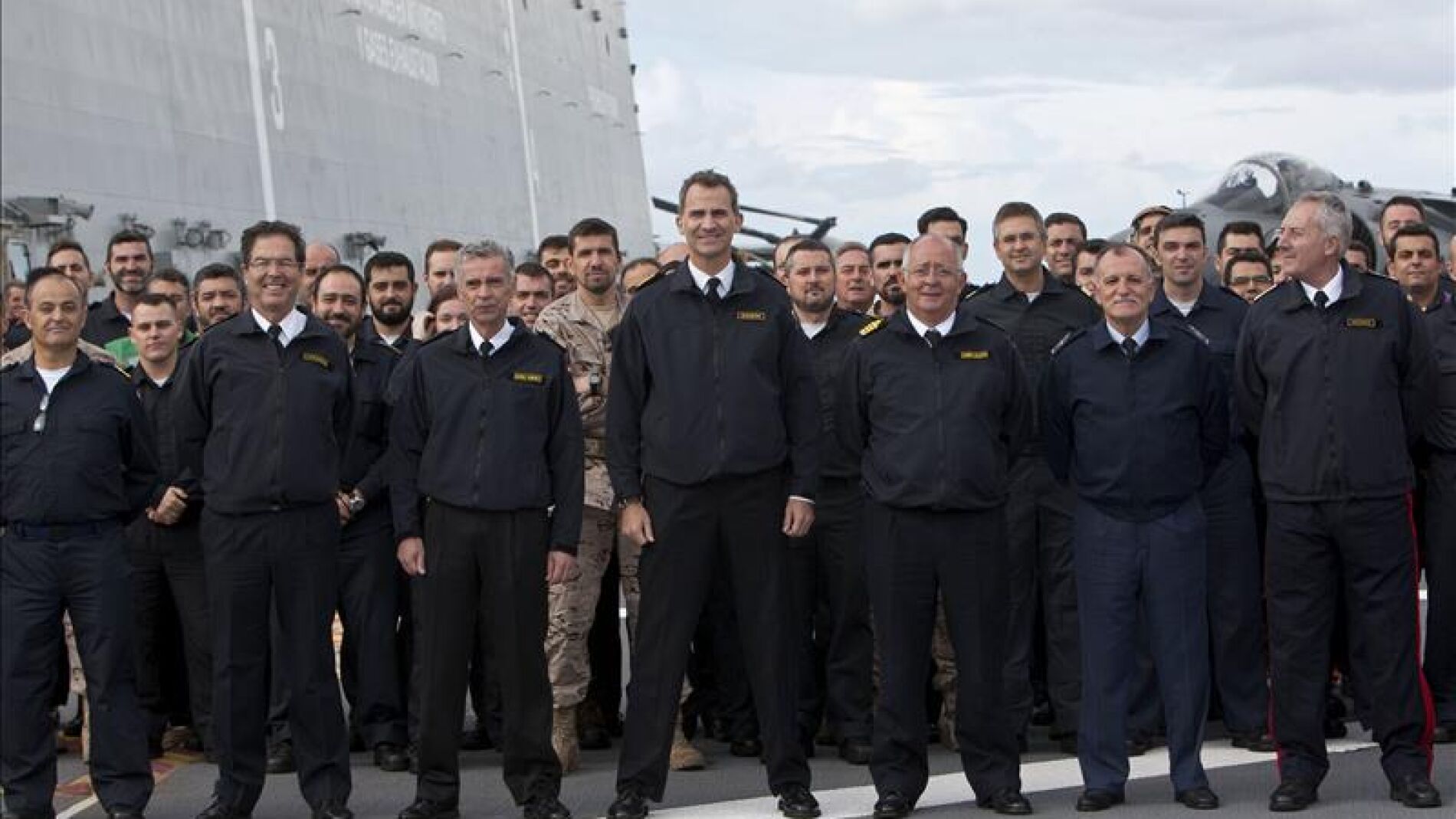 El Rey Felipe VI posa con varios altos mandos y la tripulaci&oacute;n en el portaaviones Juan Carlos I