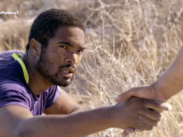 Kaled agarra la mano de Lucas Kaled agarra la mano de Lucas