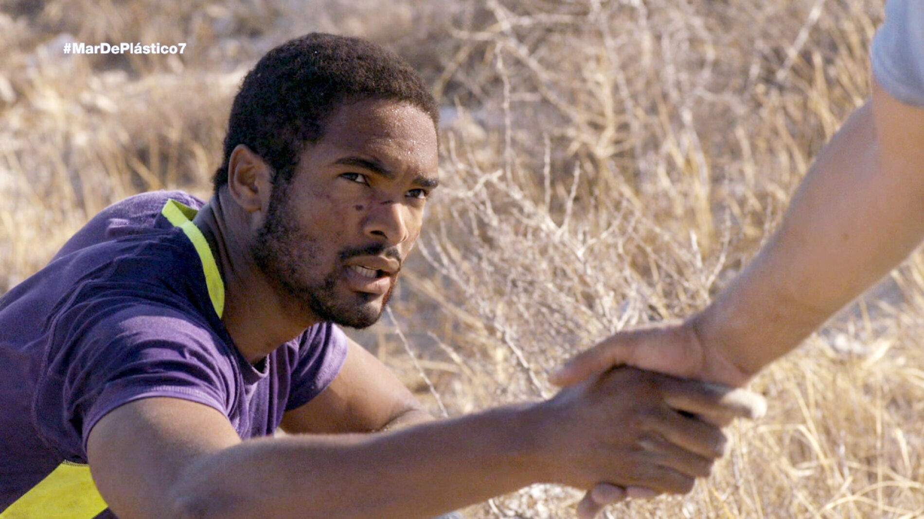 Kaled agarra la mano de Lucas