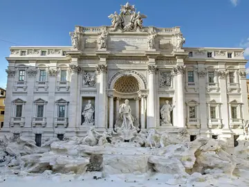 La Fontana di Trevi, ante los últimos retoques previos a su reapertura La Fontana di Trevi, ante los últimos retoques previos a su reapertura