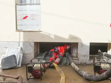 Bomberos realizan sus trabajos ante la residencia geriátrica Bomberos realizan sus trabajos ante la residencia geriátrica