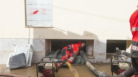 Bomberos realizan sus trabajos ante la residencia geri&aacute;trica