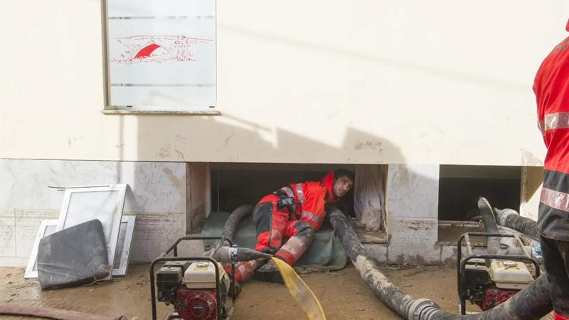 Bomberos realizan sus trabajos ante la residencia geriátrica Bomberos realizan sus trabajos ante la residencia geriátrica