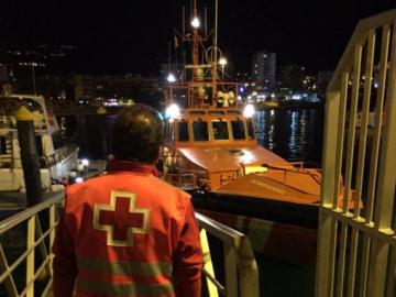 Efectivos de la Cruz Roja de Tenerife esperan la llegada de los inmigrantes rescatados