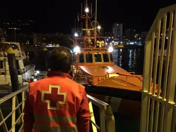 Efectivos de la Cruz Roja de Tenerife esperan la llegada de los inmigrantes rescatados Efectivos de la Cruz Roja de Tenerife esperan la llegada de los inmigrantes rescatados