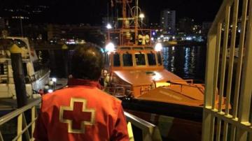 Efectivos de la Cruz Roja de Tenerife esperan la llegada de los inmigrantes rescatados