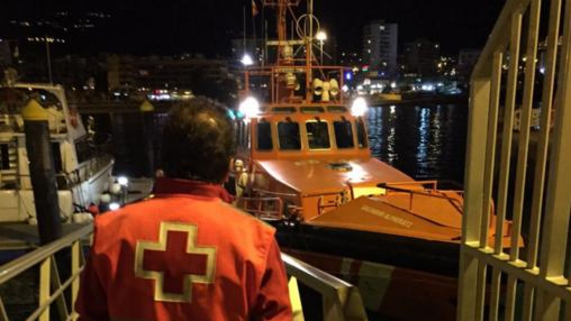 Efectivos de la Cruz Roja de Tenerife esperan la llegada de los inmigrantes rescatados