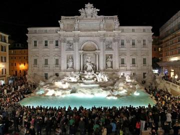 Miles de turistas ante la Fontana de Trevi.