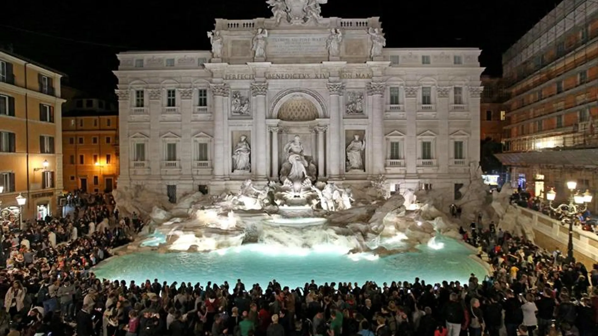 Miles de turistas ante la Fontana de Trevi. Miles de turistas ante la Fontana de Trevi.
