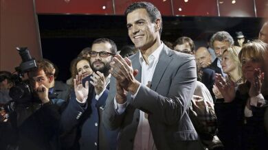 El mundo de la Cultura arropa a Sánchez en un mitin con el recuerdo de la 'ceja'