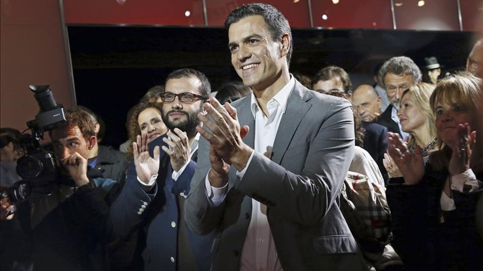 El mundo de la Cultura arropa a Sánchez en un mitin con el recuerdo de la 'ceja'