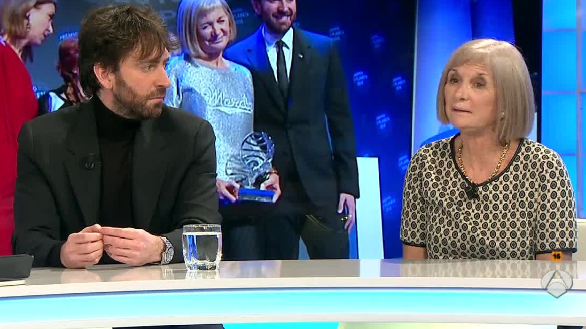 Alicia Gim&eacute;nez Bartlett y Daniel S&aacute;nchez Ar&eacute;valo durante una entrevista en Espejo P&uacute;blico