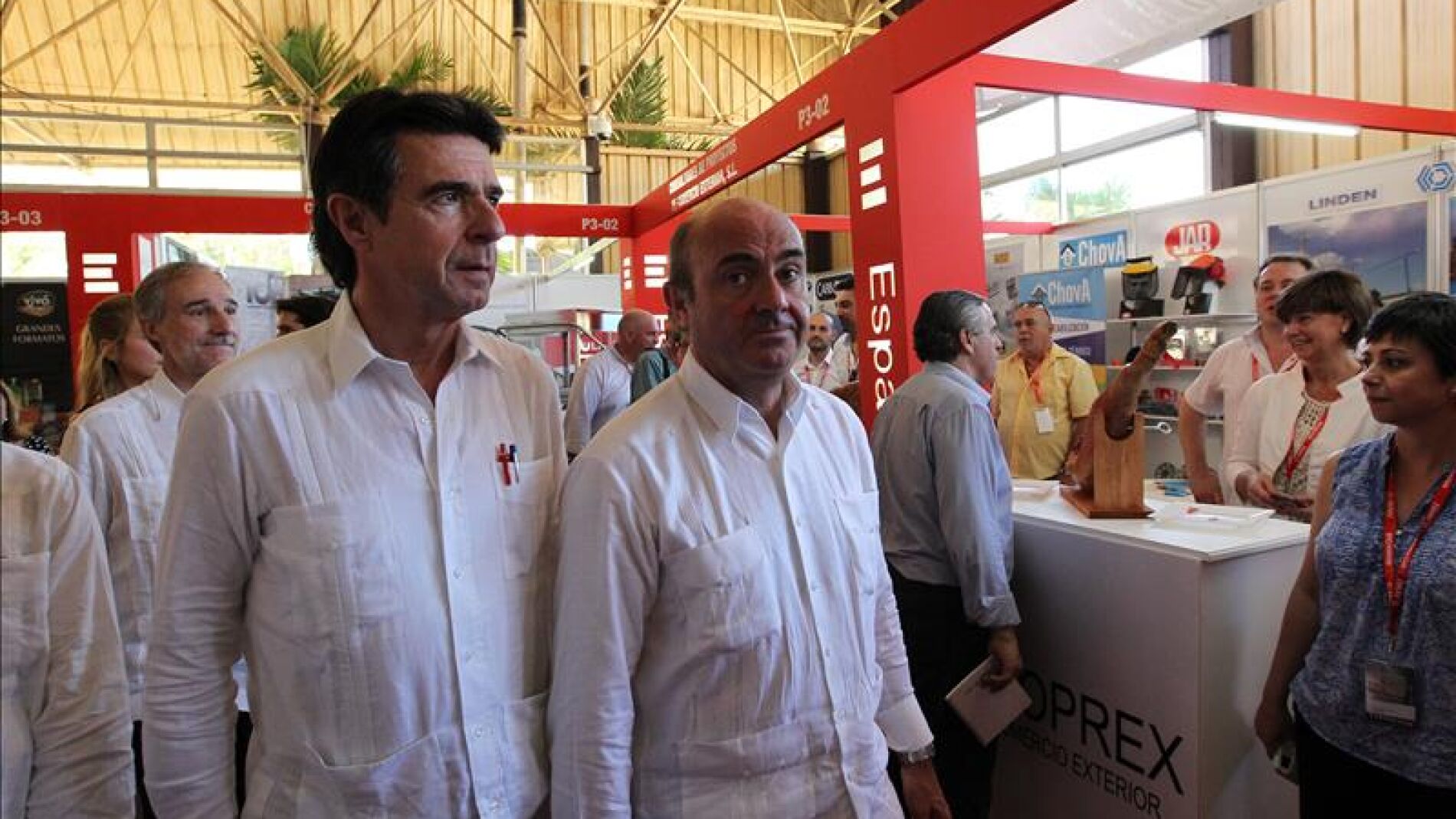 Los ministros Luis de Guindos y Jos&eacute; Manuel Soria durante su visita a Cuba