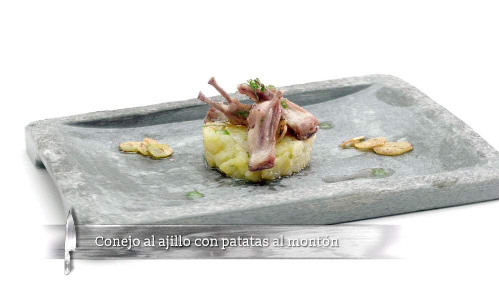 Conejo al ajillo con patatas al montón