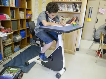 Imagen de un niño en el 'pupitre-bici'. Imagen de un niño en el 'pupitre-bici'.