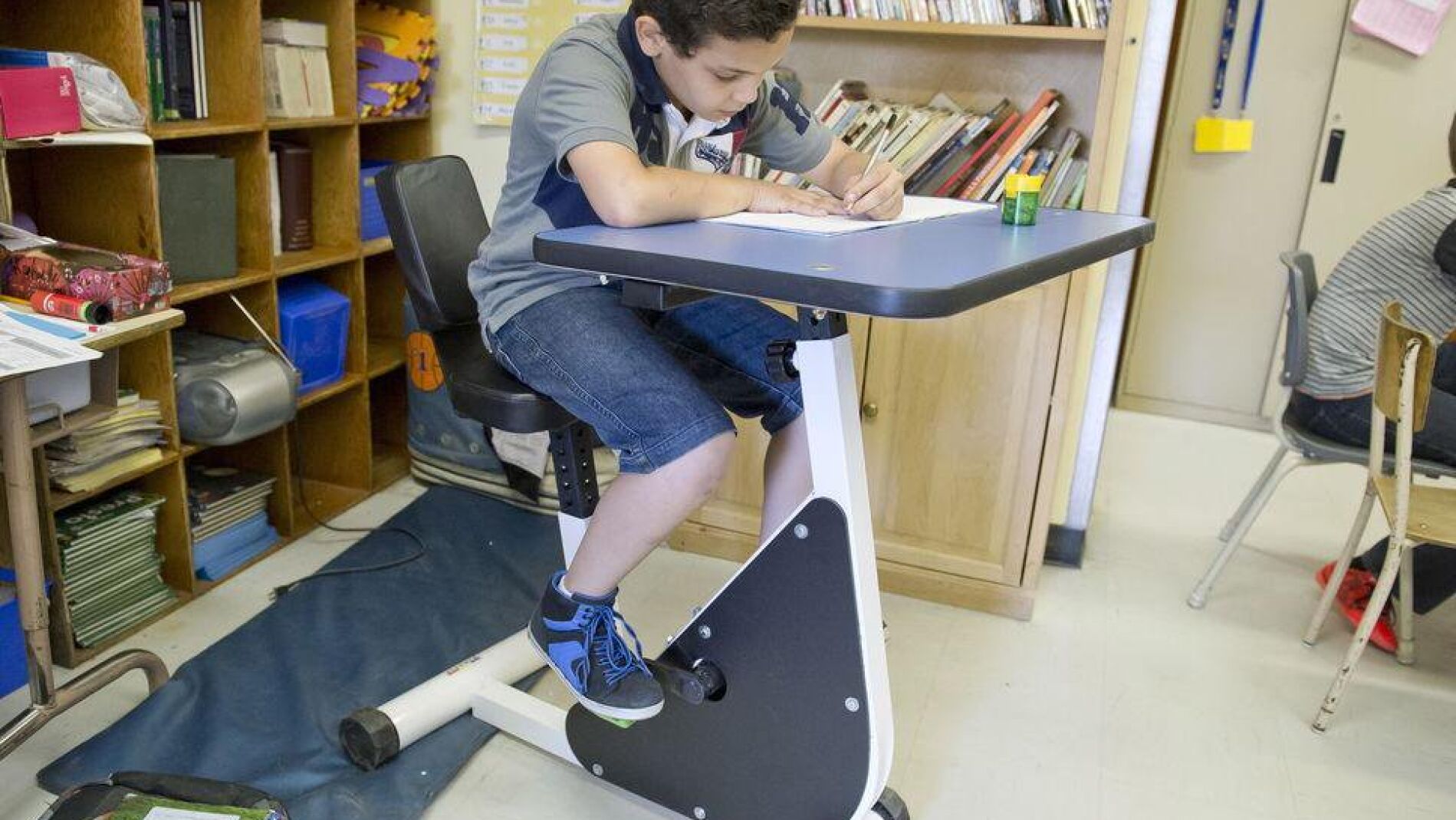 Imagen de un ni&ntilde;o en el 'pupitre-bici'.