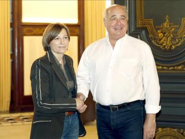 La presidenta del Parlament, Carme Forcadell, junto al cabeza de lista de Catalunya Sí que es Pot, Lluís Rabell