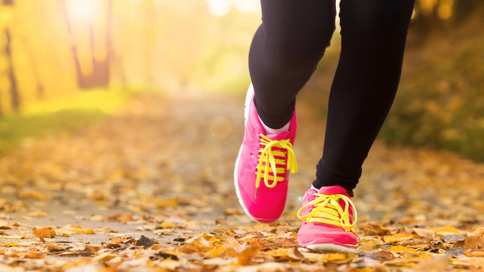 Una mujer caminando Una mujer caminando