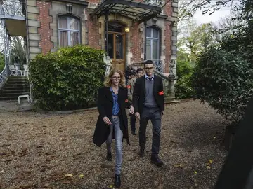 La Policía abandona la casa de Jean-Marie Le Pen tras el registro La Policía abandona la casa de Jean-Marie Le Pen tras el registro