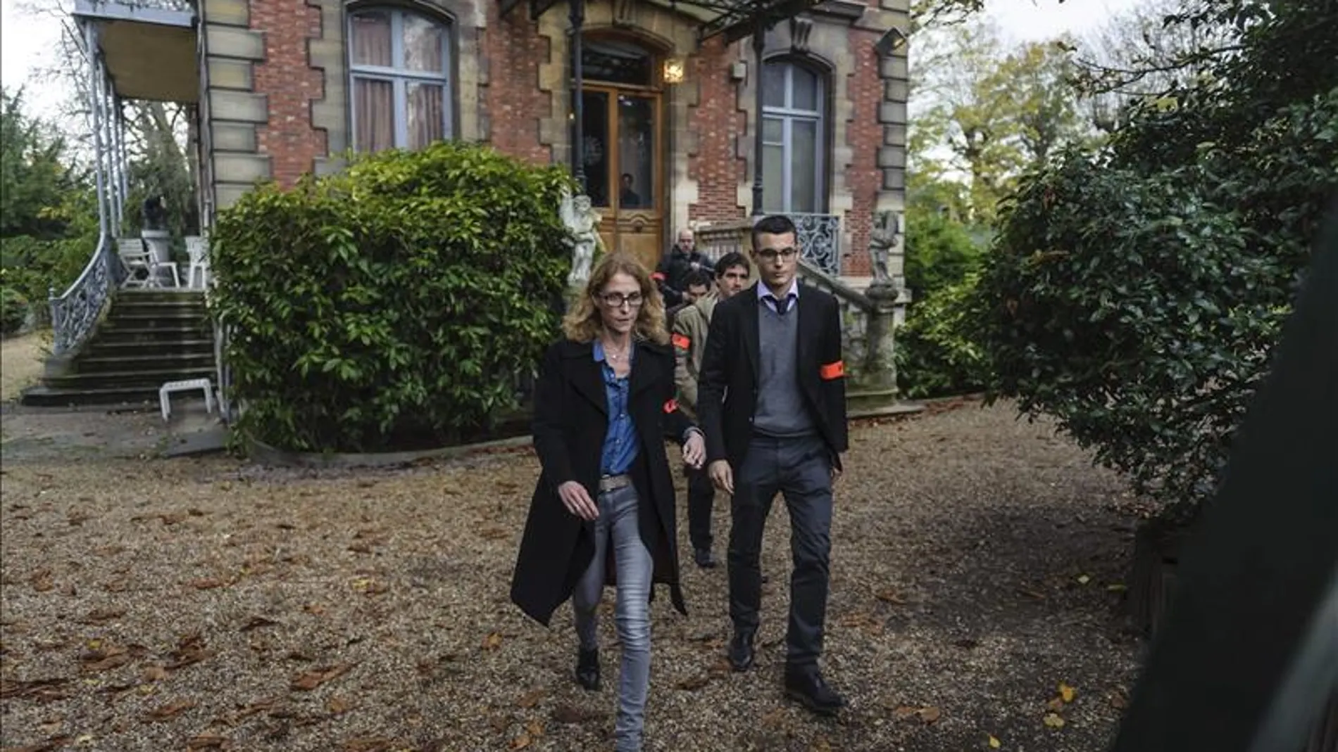 La Policía abandona la casa de Jean-Marie Le Pen tras el registro La Policía abandona la casa de Jean-Marie Le Pen tras el registro