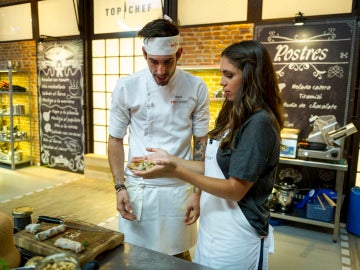 Oriol y Elena hacen rollitos de nems