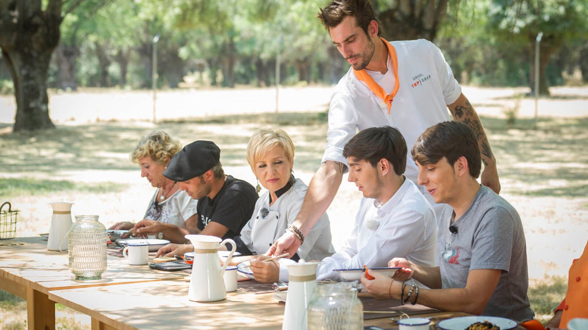 Los viajeros prueban el plato del equipo naranja