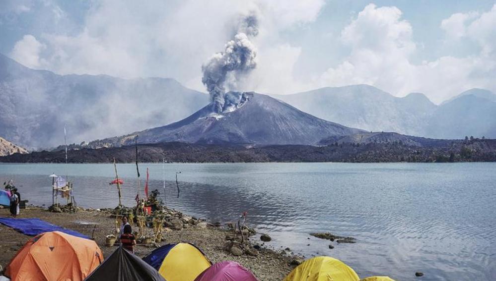 Volcán en erupción en Indonesia