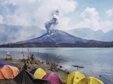 Volcán en erupción en Indonesia